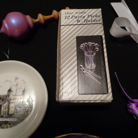 OLD MONEY JUNK DRAWER VINTAGE PORCELAIN POTTERY DOLL ORNAMENT RIBBON ETC… - Picture 3 of 16